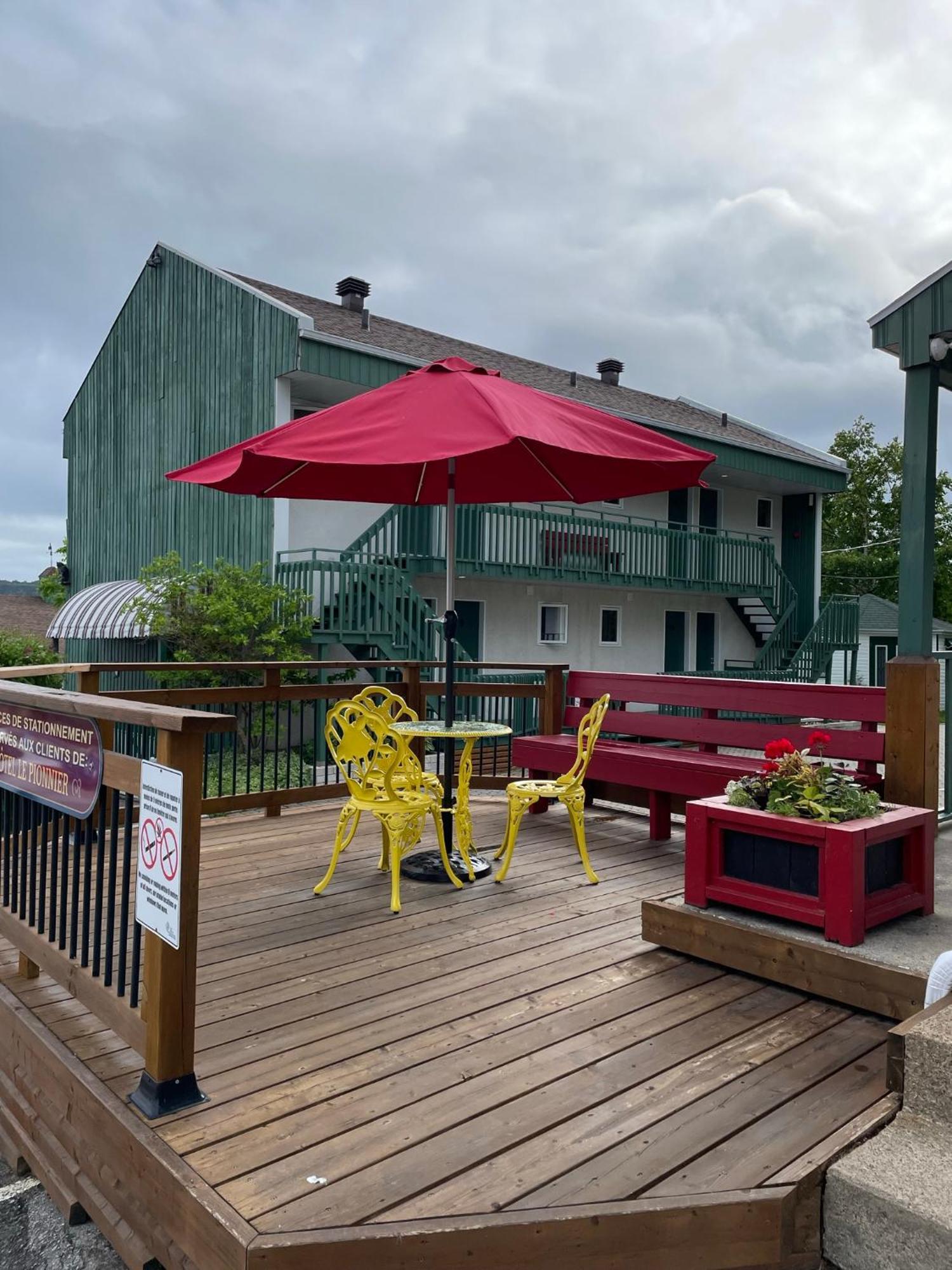 Hotel Le Pionnier Tadoussac Exterior foto