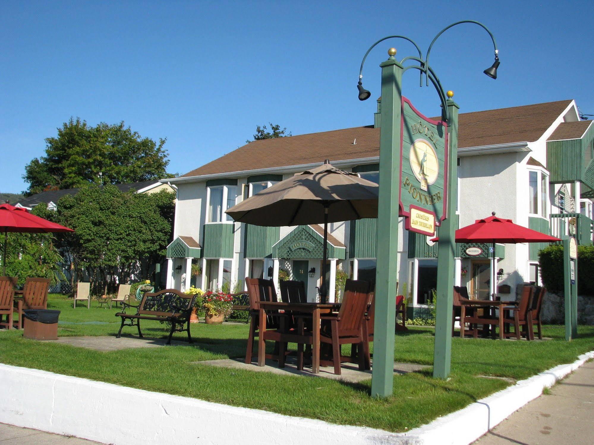 Hotel Le Pionnier Tadoussac Exterior foto