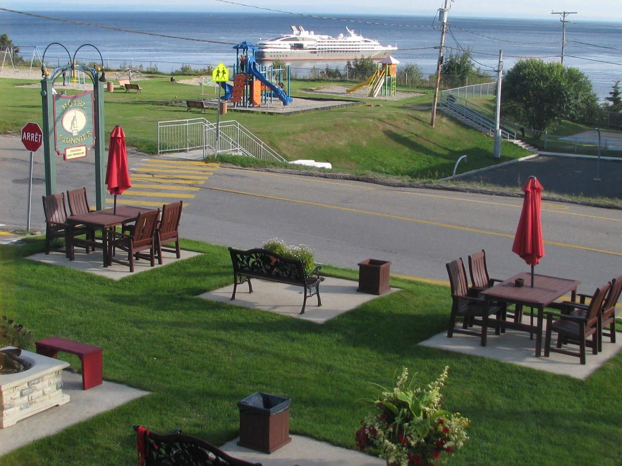 Hotel Le Pionnier Tadoussac Exterior foto