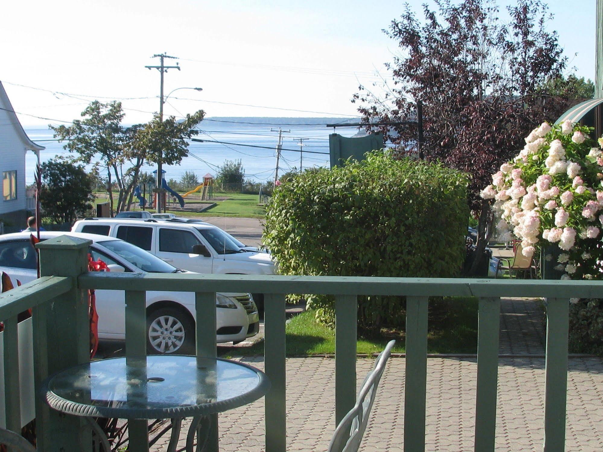 Hotel Le Pionnier Tadoussac Exterior foto