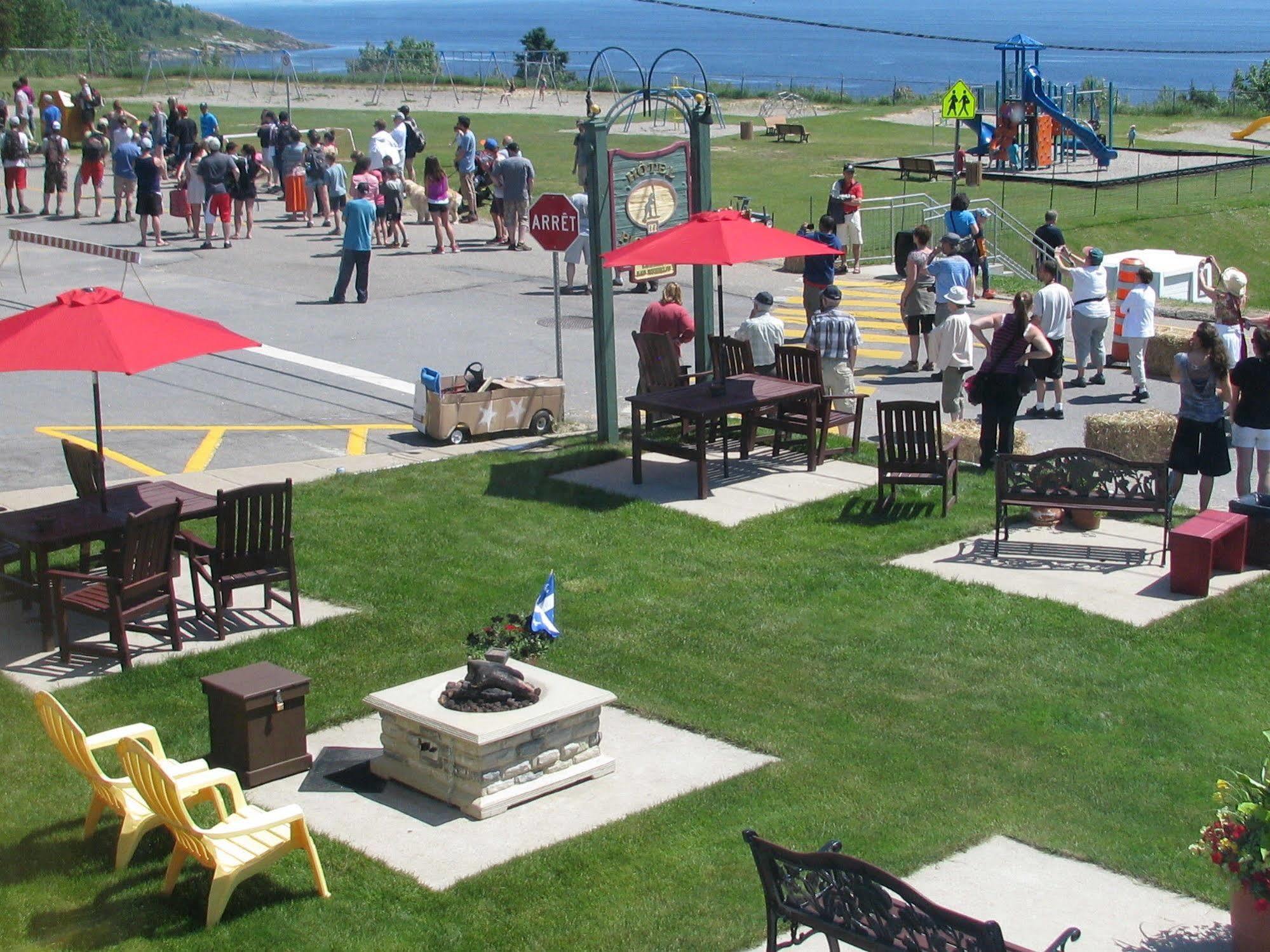 Hotel Le Pionnier Tadoussac Exterior foto