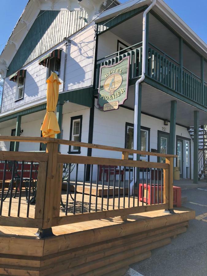 Hotel Le Pionnier Tadoussac Exterior foto